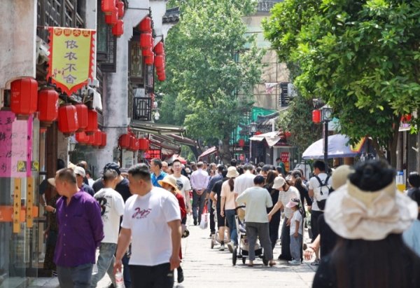 一直牛配资 枫泾古镇迎来大客流