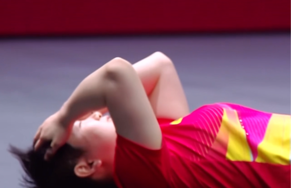 股顺网 孙颖莎世乒夺冠！倒地享受，比“1”庆祝，两度眼眶湿润太感人！